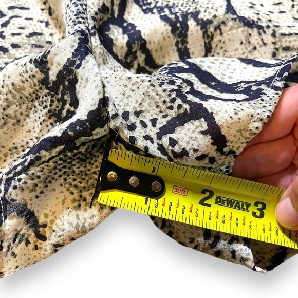 Arc & Co Long Sleeve Snakeskin Print Shortalls Romper Size Large - Picture 13 of 15